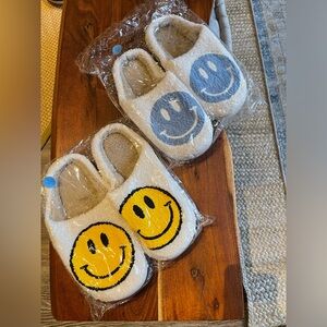 Retro happy face slippers with hard bottom